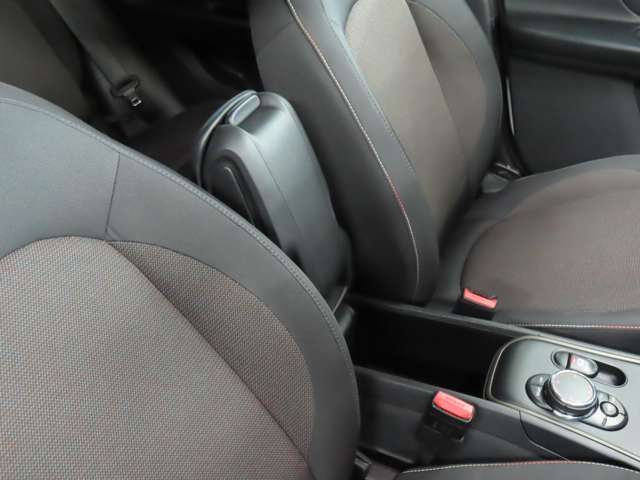 アームレストを上げることができます。