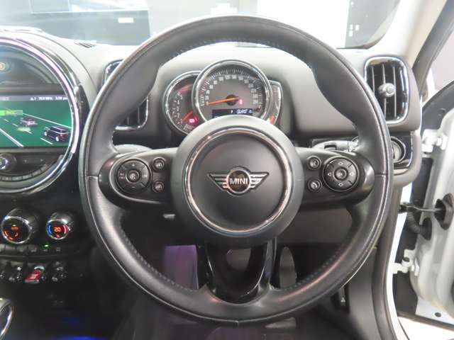 ハンドル：中央にはMINIのエンブレムが付いています。