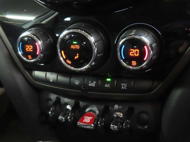 運転席と助手席で温度を変更できます。