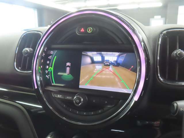 純正バックカメラ装備車両です。バックカメラにて車両後方の映像を映し出し駐車操作をサポートしてくれます。