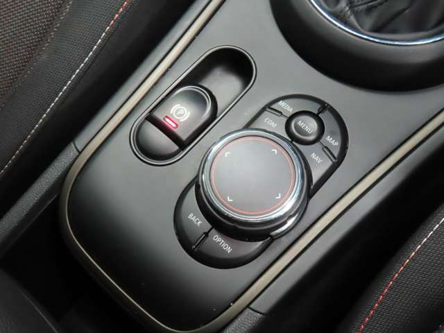 ダイアルを回してナビを操作できます。