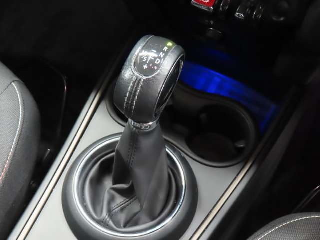 シフトレバー：ブレーキを踏んだまま右横のボタンを押しながら手前に引くとDのドライブギア。押しながら奥に倒すとRのリバースギアにします。
