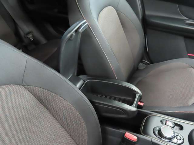 アームレストに収納があります。