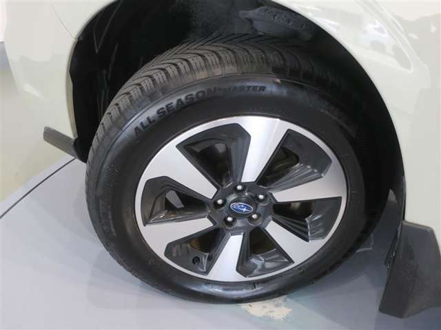 純正アルミホイール　タイヤサイズは225/60R17