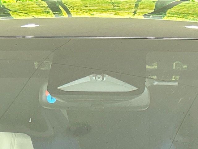 【トヨタセーフティセンス】走行中に前方の車両等を認識し、衝突しそうな時は警報とブレーキで衝突回避と被害軽減をアシスト。より安全にドライブをお楽しみいただけます。
