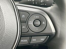 【レーダークルーズコントロール】高速道路での長距離走行が楽に！！自動で速度を保つクルーズコントロールが、衝突軽減システムと連携し、前方の車両を感知して車間を保つように速度調節してくれます！！