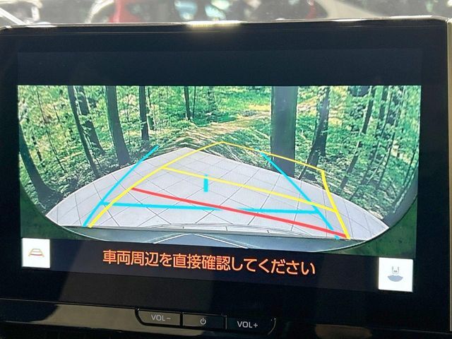 【バックカメラ】駐車時に後方がリアルタイム映像で確認できます。大型商業施設や立体駐車場での駐車時や、夜間のバック時に大活躍！運転スキルに関わらず、今や必須となった装備のひとつです！