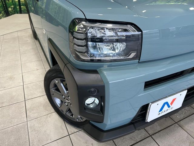 【LEDヘッドライト】悪天候や夜間走行時も良好な視界を確保し安心して運転できる高輝度LEDヘッドライトを装備！点灯速度が早く、消費電力も抑えられています。
