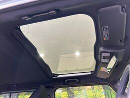 【ガラスルーフ】ガラスルーフ搭載で車内の解放感が一気にアップ！開放的なドライブをお楽しみいただけます。