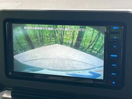 【バックカメラ】駐車時に後方がリアルタイム映像で確認できます。大型商業施設や立体駐車場での駐車時や、夜間のバック時に大活躍！運転スキルに関わらず、今や必須となった装備のひとつです！