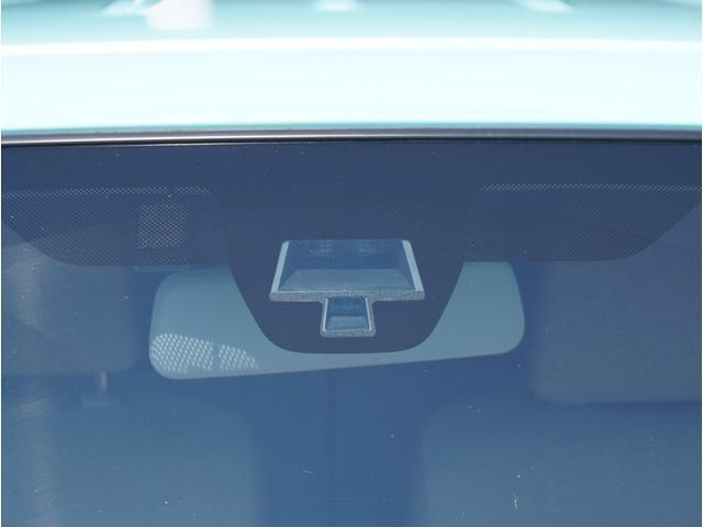 【レーダーブレーキサポート】フロントガラスに設置されたレーダーで前方の車両や歩行者を検知し、衝突事故時の被害を軽減します。
