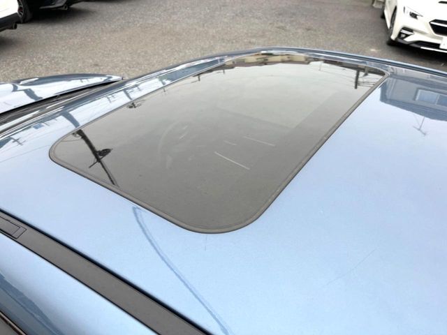 【サンルーフ】開放感たっぷりの希少装備、サンルーフが装着されています！車内に明かりを取り入れたり景色を楽しむ以外にも、車内の空気も簡単に換気できて快適です！