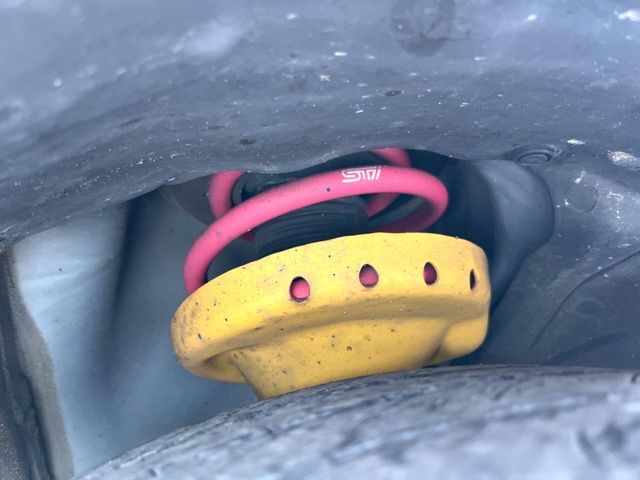 お車を安心してお乗りいただく為には、足回りの定期点検が欠かせません。サービスサポート（有償保証）では無料点検もご提供しており、安心のカーライフをお過ごしいただけるサポート体制が整っています。