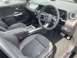 【PRE-SAFE】急ブレーキや危険なステアリング操作等を感知したときに、乗員の安全性を向上させる動作をします。