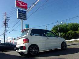 【車でお越しの場合】国道23号線の有松インターで下車して南に向かい2つ目の信号をこえて、すぐ右側にございます。カーセンサーの旗とダイハツのカンバンが目印です！