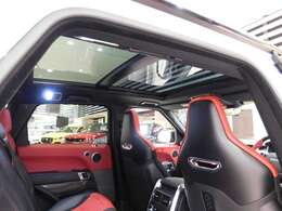 メーカーオプション【スライド式パノラミックグラスルーフ】　広大な面積を誇るサンルーフです。前側はアウタースライド式で開閉可能です。　ティンテッドガラス製、電動のサンブラインド付きです。