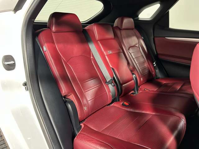 【2列目シート】店舗にて現車の確認も頂けますので、お電話で在庫のご確認の上是非ご来店くださいませ！！！ 後席モニター（フリップダウンモニター）の取付も可能です。