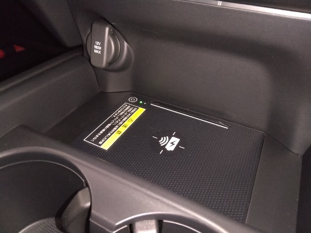 ワイヤレス充電器を装備しており、スマートフォンを置くだけで充電できます。