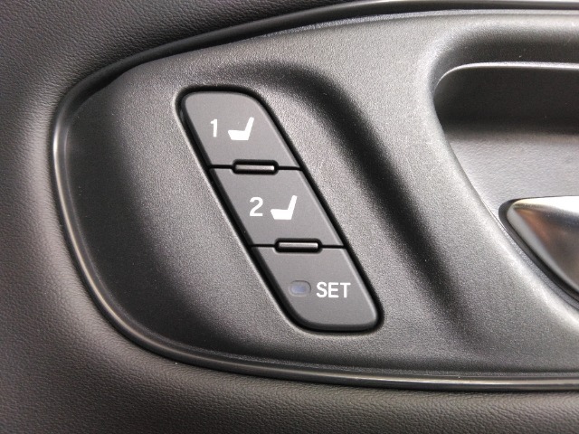 ドライビングポジションシステムでシートの位置を2種類記憶させ、それぞれの位置に自動で調節させることができます。