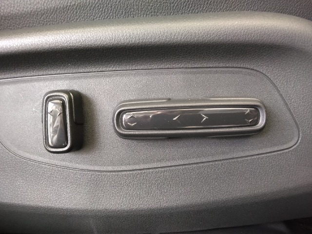 運転席と助手席はパワーシートで、シートの位置・角度・高さ（前・後）を好みに合わせて電動で細かく調節可能です。