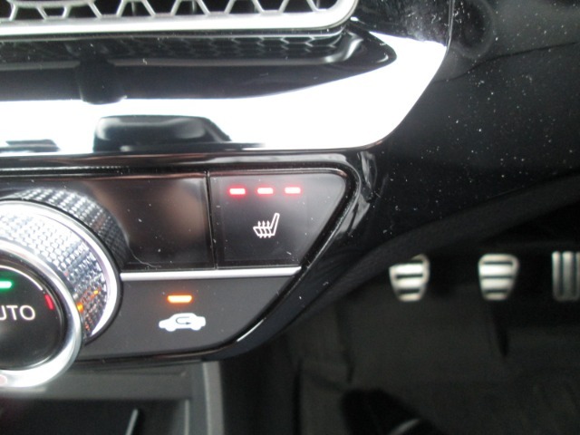 運転席＆助手席にはシートヒーターが付いています。