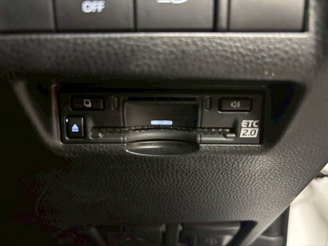 【ビルトインETC】で高速道路もスムーズに乗り降り可能で、ご納車直後からの遠距離ドライブも可能です。
