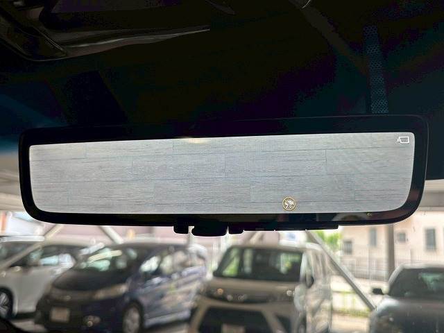 【デジタルインナーミラー】乗員、ヘッドレスト、積載物などでさえぎられがちなルームミラーの後方視界をクリアに保ちます！
