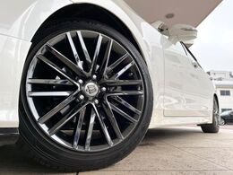 【純正オプション18インチアルミホイール】純正オプションホイールを装着。走行性能の向上に加え、外観もよりスタイリッシュになっています。