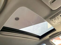 【サンルーフ】開放感たっぷりの希少装備、サンルーフが装着されています！車内に明かりを取り入れたり景色を楽しむ以外にも、車内の空気も簡単に換気できて快適です！