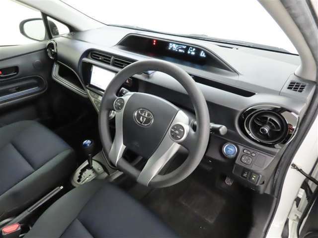 シンプルで使いやすいデザインの運転席です。