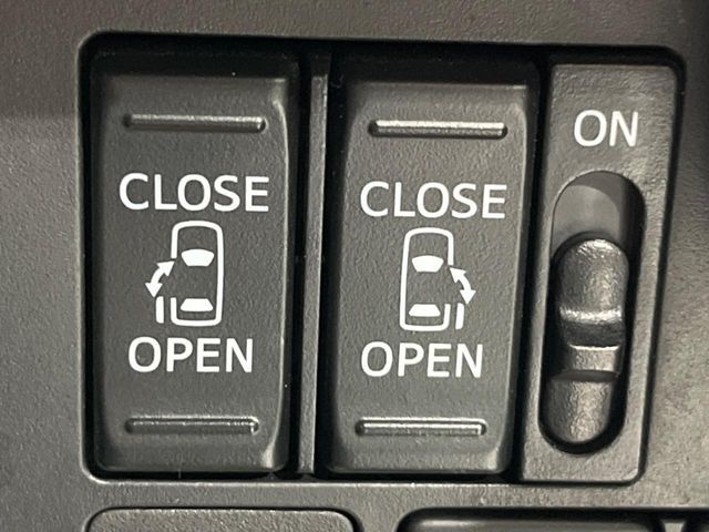 【両側パワースライドドア】スマートキーや運転席のスイッチで後席両側スライドドアの開閉が可能♪電動だから力を入れてドアを開ける必要が無く、小さなお子様でも簡単に開け閉めでき快適です♪