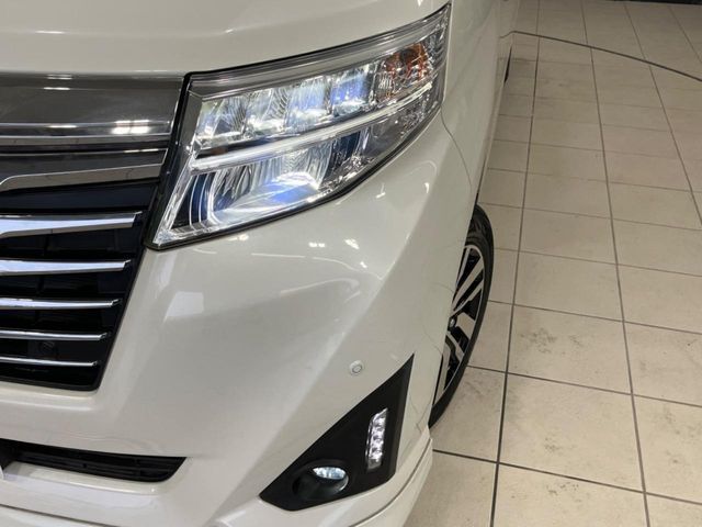 【LEDヘッドライト】悪天候や夜間走行時も良好な視界を確保し安心して運転できる高輝度LEDヘッドライトを装備！点灯速度が早く、消費電力も抑えられています。