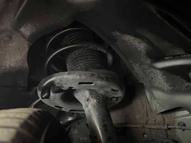 お車を安心してお乗りいただく為には、足回りの定期点検が欠かせません。サービスサポート（有償保証）では無料点検もご提供しており、安心のカーライフをお過ごしいただけるサポート体制が整っています。