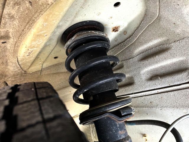 お車を安心してお乗りいただく為には、足回りの定期点検が欠かせません。サービスサポート（有償保証）では無料点検もご提供しており、安心のカーライフをお過ごしいただけるサポート体制が整っています。