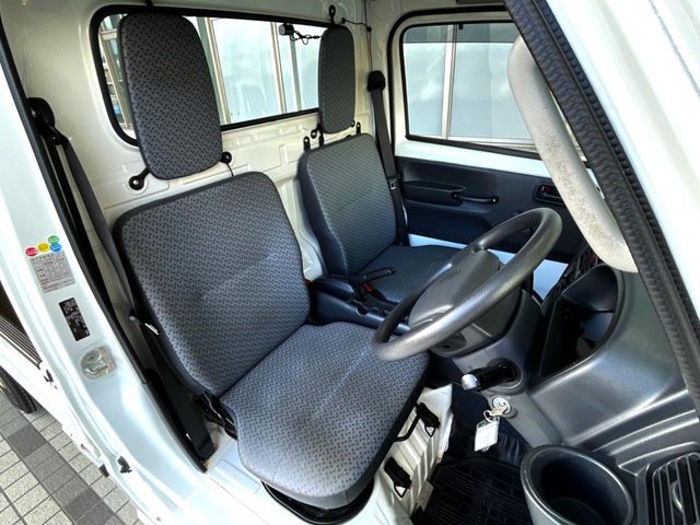 運転席シート廻りは使用感も少なく、良好な状態となっています。丁寧に使われていたことがよくわかりますね。