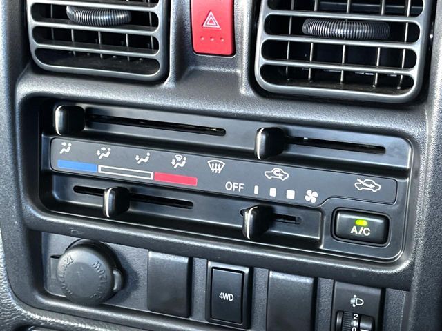 寒い冬も暑い夏も全席に快適な空調を届けてくれる、ダイヤル式エアコンを装備♪