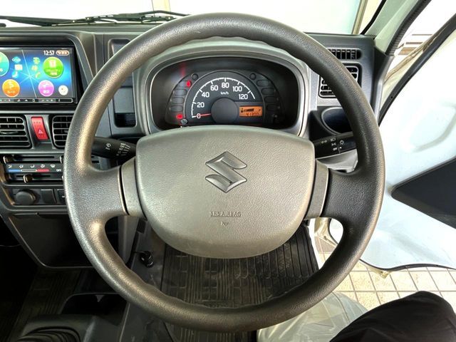 インテリアに合わせたデザインのステアリングは、運転される方のことも考え、運転しやすい形状、大きさです。是非一度、実際に触ってお確かめください。