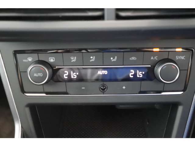 エアコンは運転席、助手席それぞれ温度を設定する事が出来ます。