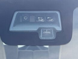 【スズキ　セーフティサポート】走行中に前方の車両等を認識し、衝突しそうな時は警報とブレーキで衝突回避と被害軽減をアシスト。より安全にドライブをお楽しみいただけます。