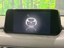 【純正ナビ】人気の純正ナビを装備しております。ナビの使いやすさはもちろん、オーディオ機能も充実！キャンプや旅行はもちろん、通勤や買い物など普段のドライブも楽しくなるはず♪