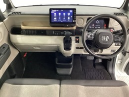 車内は光触媒抗菌消臭施工済です。スタイリッシュなデザインで暖かみのあるインパネ周りを演出します。グローブボックスやカップホルダーのほかにトレーなどたくさんの収納スペースが装備されています。