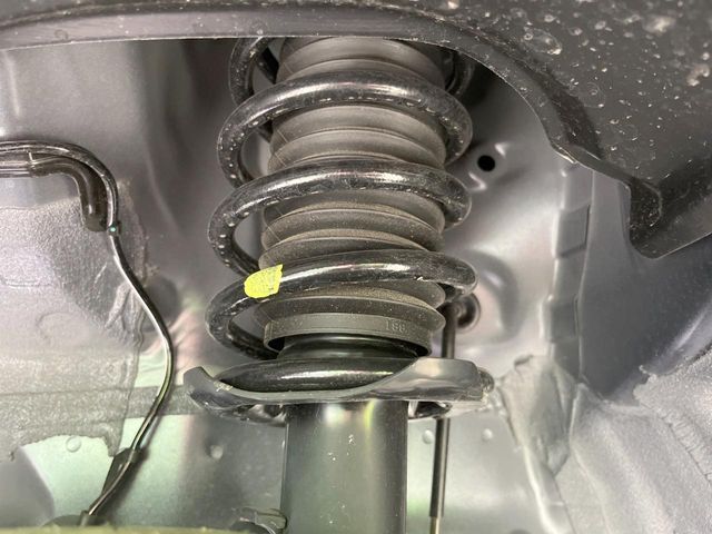 お車を安心してお乗りいただく為には、足回りの定期点検が欠かせません。サービスサポート（有償保証）では無料点検もご提供しており、安心のカーライフをお過ごしいただけるサポート体制が整っています。