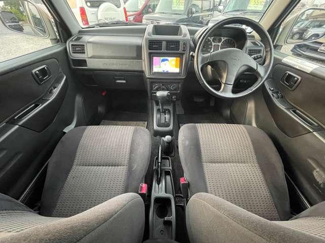 車内に前席の全体図です。おタバコの臭いも無くシートのクッション性もございます。お問い合わせは0078-6003-763393まで♪