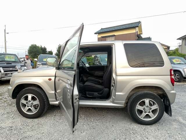 車内はグレー系で装飾されておりますので、カッコイイ雰囲気です。