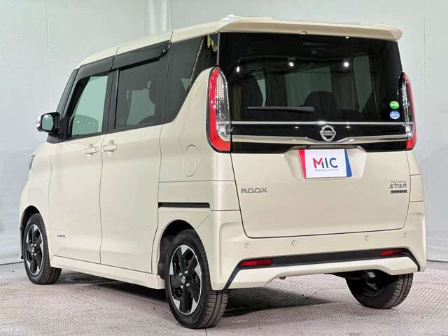 納車前にはスタッフによってピカピカに仕上げてご納車致します。オプションでガラスコーティングなどオススメ品も格安で承ります！
