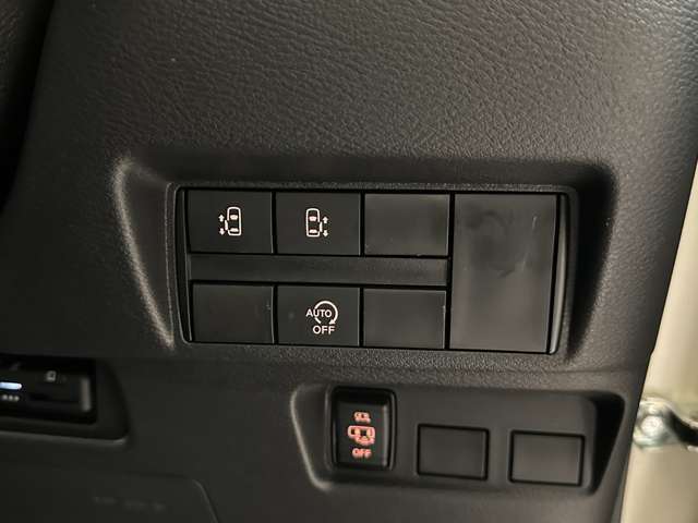 両側電動スライドドア装備車です。アイドリングストップ機能付いています。