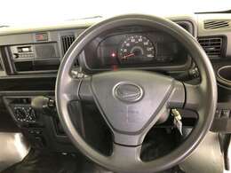 快適な操作性の運転席、ハンドルも綺麗に清掃済みです。もちろん安全を守るエアバッグも装備しているので安心してお乗りいただけます。