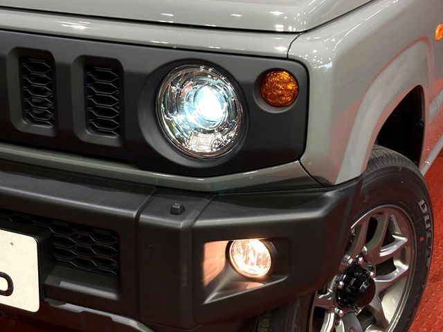 【LEDヘッドライト】悪天候や夜間走行時も良好な視界を確保し安心して運転できる高輝度LEDヘッドライトを装備！点灯速度が早く、消費電力も抑えられています。