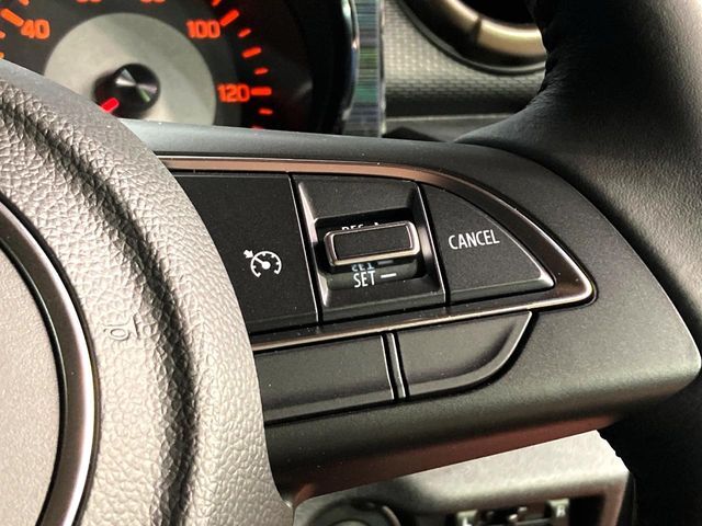 【クルーズコントロール】高速道路もラクラク走行。アクセルを離しても一定速度で走行ができ、長距離運転時の負担を軽減！加速・減速も簡単なスイッチ操作で調整できます。