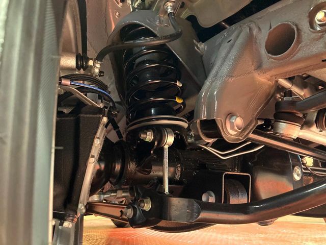 お車を安心してお乗りいただく為には、足回りの定期点検が欠かせません。サービスサポート（有償保証）では無料点検もご提供しており、安心のカーライフをお過ごしいただけるサポート体制が整っています。